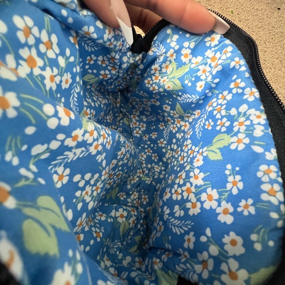 Vera Bradley- Evie Crossbody in Daisies - Picture 14 of 16